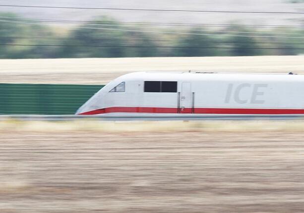 Bild vergr&ouml;&szlig;ern: Schnieder nimmt Bahn zum Ferienstart in die Pflicht
