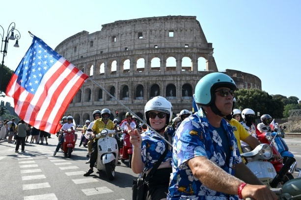 Bild vergr&ouml;&szlig;ern: Tausende feiern in Rom 80 Jahre Vespa