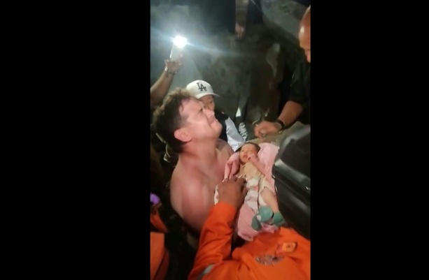 Bild vergr&ouml;&szlig;ern: Erdbeben in Venezuela: Baby nach 32 Stunden lebend aus Trümmern gerettet