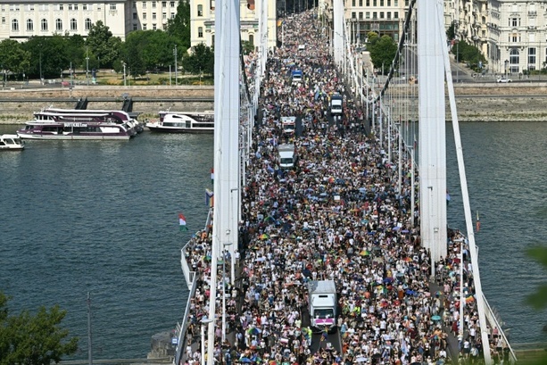 Bild vergr&ouml;&szlig;ern: Zehntausende Menschen feiern Versammlungsfreiheit bei Pride Parade in Budapest