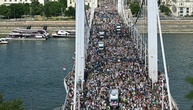 Trotz Hitze: Zehntausende feiern Versammlungsfreiheit bei Pride Parade in Budapest