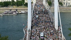 Trotz Hitze: Zehntausende feiern Versammlungsfreiheit bei Pride Parade in Budapest