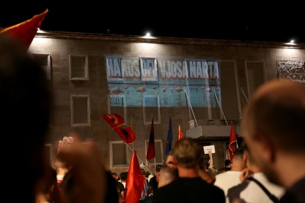 Bild vergr&ouml;&szlig;ern: Albanien: Erneut Tausende Menschen bei Demonstration gegen Kushner-Bauprojekt