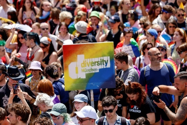 Bild vergr&ouml;&szlig;ern: Über 200.000 Menschen bei CSD-Demonstration in München