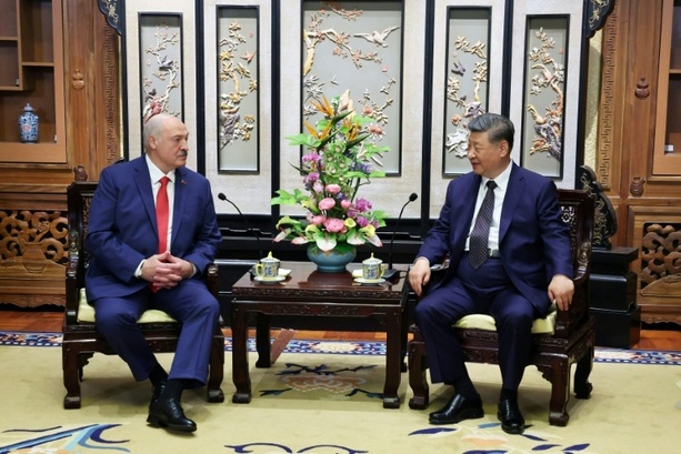 Bild vergr&ouml;&szlig;ern: Chinas Staatschef Xi empfängt belarussischen Machthaber Lukaschenko in Peking