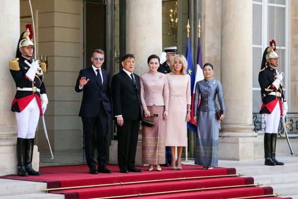 Bild vergr&ouml;&szlig;ern: Macron empfängt thailändischen König in Paris