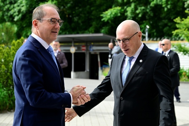 Bild vergr&ouml;&szlig;ern: Dobrindt und Selen stellen Verfassungsschutzbericht vor
