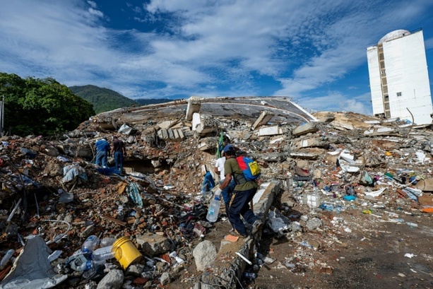 Bild vergr&ouml;&szlig;ern: Bislang mehr als 6400 Menschen nach Erdbeben in Venezuela gerettet