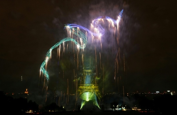 Bild vergr&ouml;&szlig;ern: Französischer Nationalfeiertag mit Drohnenschau statt Feuerwerk in Paris