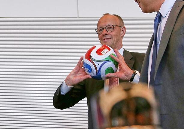 Bild vergr&ouml;&szlig;ern: Merz will DFB keine Tipps zur Trainerfrage geben