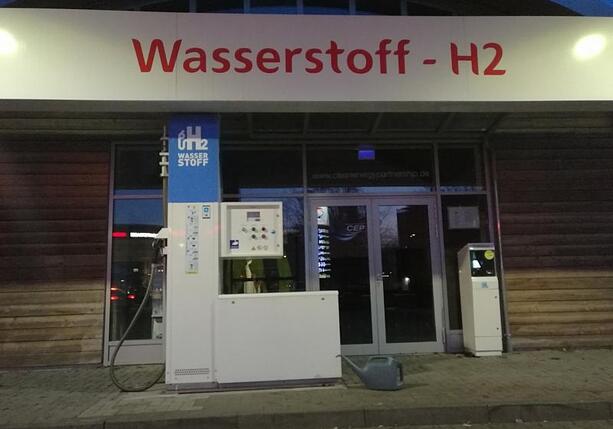 Bild vergr&ouml;&szlig;ern: Schnieder sieht Fortschritte bei Wasserstoffnetz für Lkw
