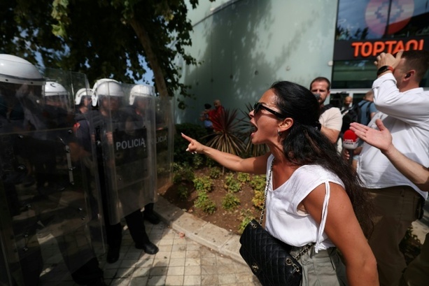 Bild vergr&ouml;&szlig;ern: Albanien: Gewaltsame Zusammenstöße bei Protest gegen Kushner-Bauprojekt