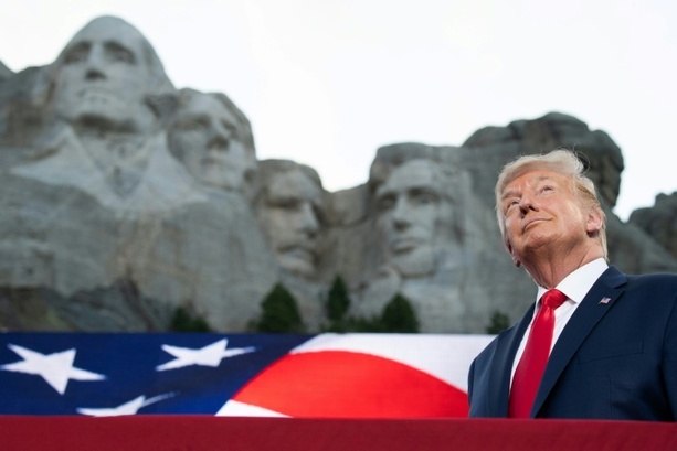 Bild vergr&ouml;&szlig;ern: 250-Jahr-Feiern: Trump besucht am Freitag Nationaldenkmal Mount Rushmore