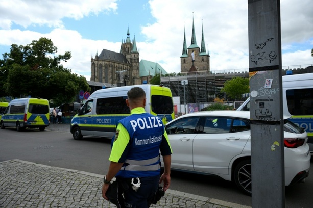 Bild vergr&ouml;&szlig;ern: Vor AfD-Parteitag in Erfurt: Angespannte Stimmung und Aufrufe zu Gewaltverzicht
