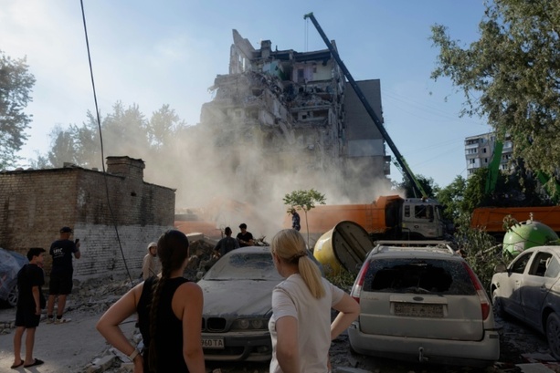 Bild vergr&ouml;&szlig;ern: Nach massiver Attacke auf Kiew: Tote bei neuen russischen und ukrainischen Angriffen