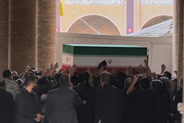 Bild vergr&ouml;&szlig;ern: Iran: Offizielle Trauerfeiern für getöteten obersten Führer Chamenei beginnen