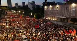 Zehntausende protestieren in Albanien gegen Kushner-Bauprojekt - und gegen Regierungschef Rama
