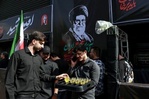 Bild vergr&ouml;&szlig;ern: Trauerfeiern im Iran: Chameneis Sohn und Nachfolger fehlt auch am zweiten Tag