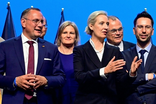 Bild vergr&ouml;&szlig;ern: AfD-Parteitag in Erfurt fortgesetzt - Reden von Weidel und Chrupalla