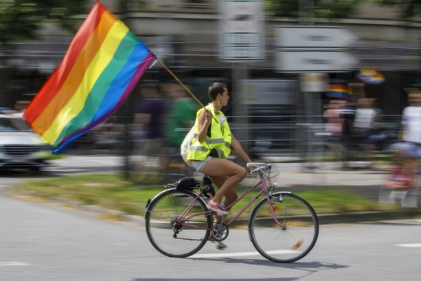 Bild vergr&ouml;&szlig;ern: Rund 1,5 Millionen Menschen feiern Christopher Street Day in Köln