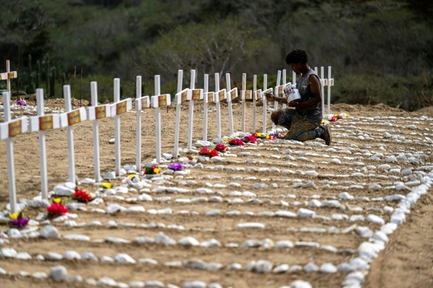 Bild vergr&ouml;&szlig;ern: Mehr als 3300 Erdbebenopfer in Venezuela - Nicht identifizierte Opfer bestattet