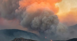 Hunderte Feuerwehrleute kämpfen weiter gegen Waldbrand in den Pyrenäen