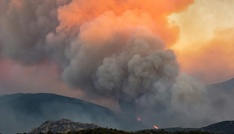 Hunderte Feuerwehrleute kämpfen weiter gegen Waldbrand in den Pyrenäen