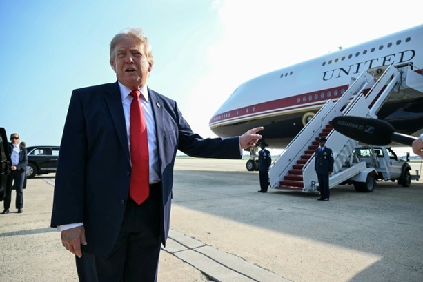 Bild vergr&ouml;&szlig;ern: Trump meidet bei Abflug vom Nato-Gipfel Air Force One aus Katar