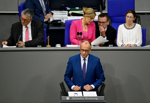 Bild vergr&ouml;&szlig;ern: Wir liefern: Merz verteidigt im Bundestag Bilanz der Koalition gegen Kritik