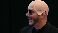 Gut 21.000 künstliche Glatzen: Skurriler Rekord bei Konzert von US-Rapper Pitbull