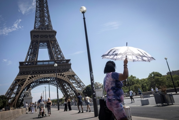 Bild vergr&ouml;&szlig;ern: Gluthitze in Frankreich: Touristenattraktionen wie der Eiffelturm schließen früher