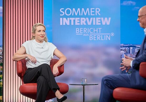 Bild vergr&ouml;&szlig;ern: Linken-Chefin will breite Bündnisse gegen diesen Sozialkahlschlag