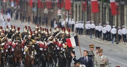 Merz und weitere Staats- und Regierungschefs bei Militärparade in Paris