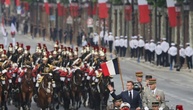 Merz und weitere Staats- und Regierungschefs bei Militärparade in Paris