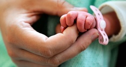 Schleswig-Holstein: Baby kommt auf Autobahnrastplatz zur Welt