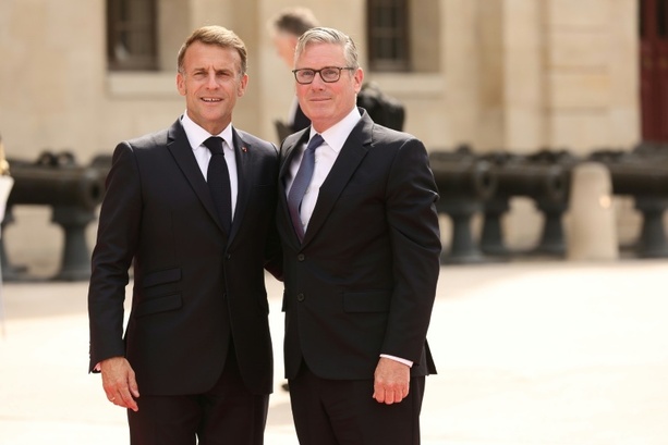 Bild vergr&ouml;&szlig;ern: Macron nimmt Starmer in französische Ehrenlegion auf
