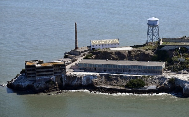 Bild vergr&ouml;&szlig;ern: Mindestens ein Toter bei Bootsunglück vor früherer US-Gefängnisinsel Alcatraz
