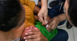 Anscheinend doch keine Impf-Folge: US-Mutter wegen Todes ihrer Zwillinge in US-Haft