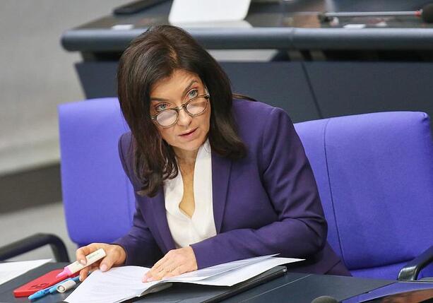 Bild vergr&ouml;&szlig;ern: Kellner wirft Reiche Berater-Luxus vor