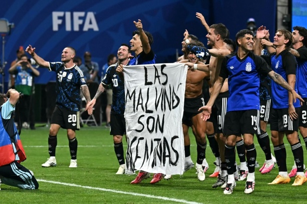 Bild vergr&ouml;&szlig;ern: Argentiniens Spieler sorgen mit Falkland-Botschaft nach WM-Halbfinalsieg für Ärger