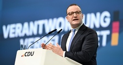 Grünen-Politiker kritisiert Vaterschaft von Spahn durch Leihmutterschaft