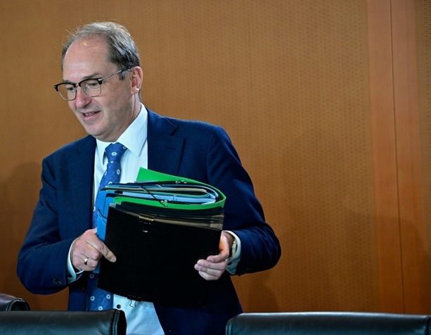 Bild vergr&ouml;&szlig;ern: Dobrindt warnt vor verschärfter Sicherheitslage in Deutschland