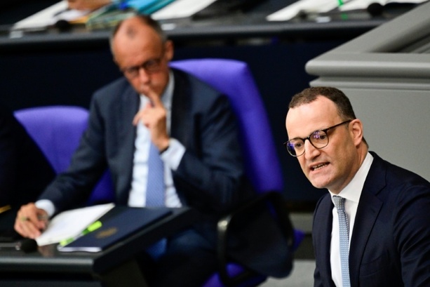 Bild vergr&ouml;&szlig;ern: Spahn tritt wegen Leihmutter-Affäre zurück - Merz nennt Schritt unvermeidlich
