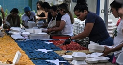 Meterlanger Kuchen wird an Kinder im Erdbebengebiet in Venezuela verteilt