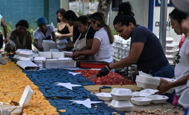 Bild vergr&ouml;&szlig;ern: Meterlanger Kuchen wird an Kinder im Erdbebengebiet in Venezuela verteilt