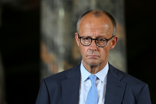 Bild vergr&ouml;&szlig;ern: Merz erwägt Kabinettsumbildung nach Spahn-Rücktritt