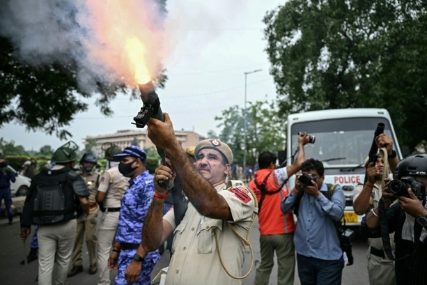 Bild vergr&ouml;&szlig;ern: Dutzende Verletzte bei Zusammenstößen zwischen Polizei und Demonstranten in Neu Delhi