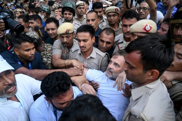 Bild vergr&ouml;&szlig;ern: Indischer Oppositionsführer Gandhi nach Festnahme bei Protesten wieder auf freiem Fuß