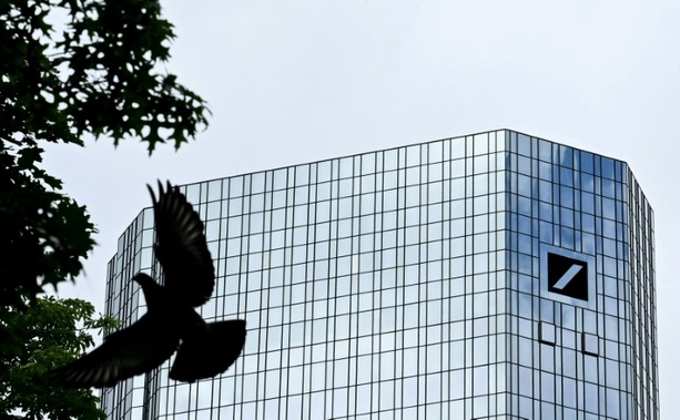 Bild vergr&ouml;&szlig;ern: Ermittler untersuchen Geschäftsräume der Deutschen Bank
