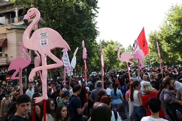 Bild vergr&ouml;&szlig;ern: Anti-Regierungs-Demo: Albanische Polizei setzt Tränengas gegen Demonstranten ein